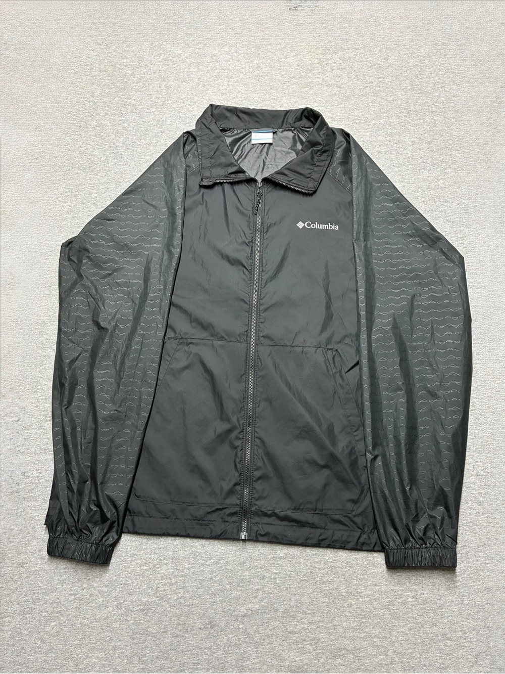 Columbia Black Men's Lightweight Windbreaker with Subtle Sleeve Pattern